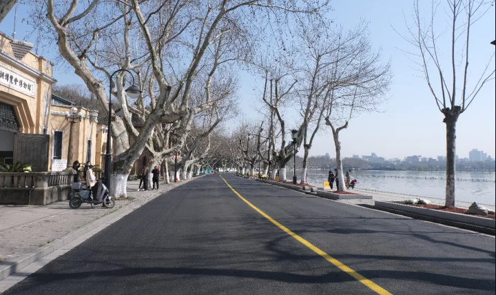 降噪抗裂防水 杭州北山街路面试点“超薄贴膜”